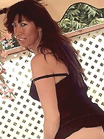 Chubby mature blonde toying in the bathtub