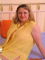 Cute fat lady shows hairy pussy