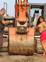 Plumper's public strip show on a construction site