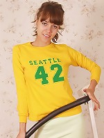 Beautiful Amanda quits reading lecture notes and lets us study her cute hairy pussy up close.