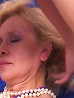 Mature chick having her pussy plugged