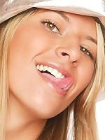 Blonde beauty gets it on in the studio