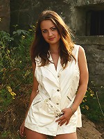 Teen chick reveals her cute body in the garden