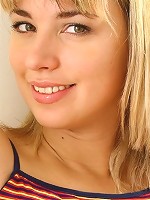 Blonde hottie shows off her trimmed pussy