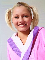 18yo beauty Pinky June masturbating and shaving the hot bathtub