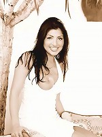 Jezebele shows off her tasty tits