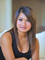 Annie shows off her tasty body