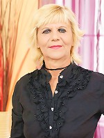 Kinky mama gets afist up her juicy pussy