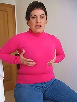 Mature Carnita loves to play with her pussy