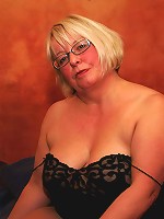 Blonde chunky mature slut playing