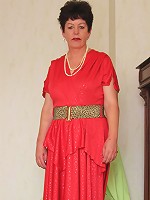 Horny mature slut playing with her wet pussy