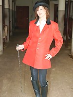 Classy mature slut playing with herself in a barn in front of a horse