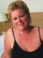 Chubby mama playing with her pussy