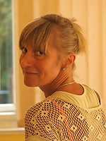 This housewife loves to do it solo