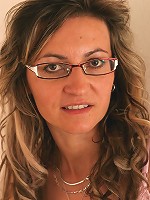 This mature slut loves to finger herself