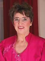 This housewife loves to play with herself