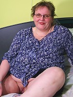 Big mature slut playing with herself