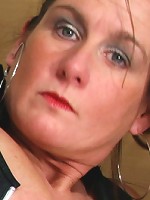 This hot mama loves to play