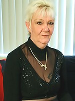 This lonely mature slut gets wet