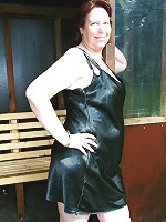 Horny mature slut playing in the garden with her pussy