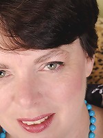 Big American mama showing off her succulent body