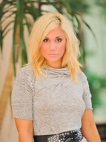 Vicki shows off her sweet pussy