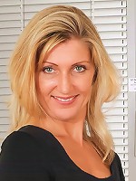 34 year old Yasmin quits her housework to spread her trimmed gash