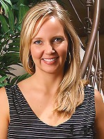 Foxy MILF Lauren spreads her ass cheeks on the stairs