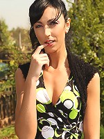 Gorgeous MILF Malinka strips butt naked outdoors.