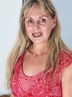 Older blonde amateur Sophie exposes her hairy bush.