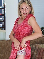 Older blonde amateur Sophie exposes her hairy bush.