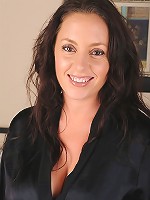 Mature amateur Tamara Fox squeeze big natural tits together....