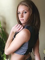 Brunette teen Hannah first time pics