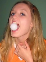 Kitty plays mini golf