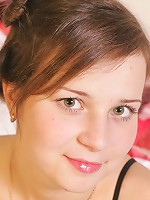 Lovely teen with a cute hairdo exposes her tight body