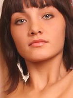 Amateur teen girl posing nude