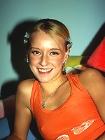 A beauty knows how to use a dildo