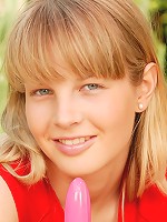 Teen fondling cunt in her garden