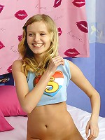 Blonde hottie rubs her damp muff