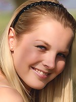 Tree hugging teenage hottie rubs