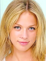 Teen juggling her pretty boobies