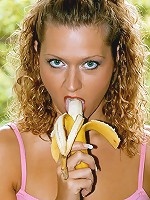 A babe doing outdoor masturbation