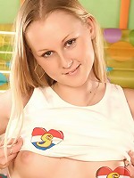 Blonde girl toying her pussyhole