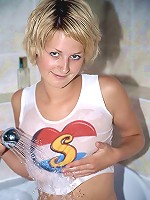 Teenie blonde loves to masturbate