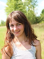 Picknicking teenager pets snatch