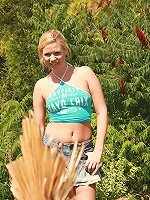 Blonde strokes cooch in the woods