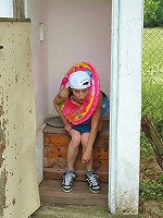 Webcam teenie needs to pee urgent