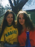 Brunette camgirl showing her body