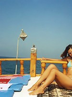 Camgirlie spreading her pussylips