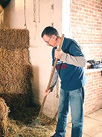 Old man gets wet pussy to please